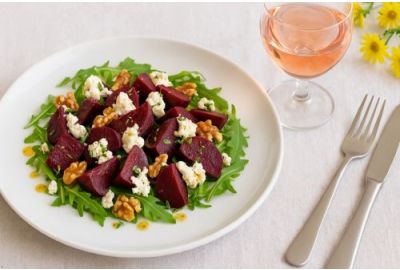 Bietensalade met geitenkaas, honing en walnoten