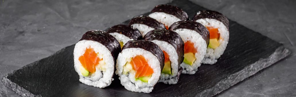Sushi met zalm en avocado
